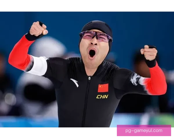 宁忠岩披旗泪拥恩师赛后荣耀时刻 宁忠岩披旗泪拥恩师赛后荣耀时刻